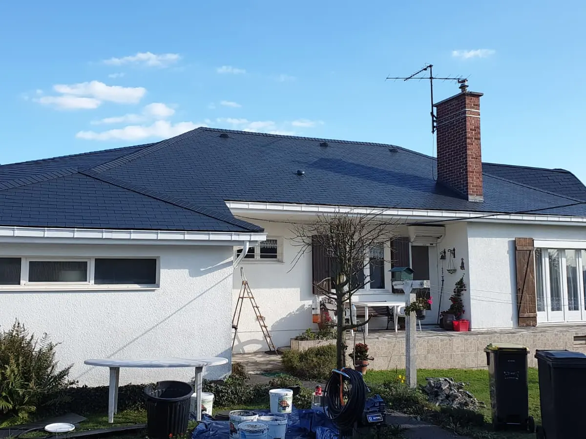 Maison dont la toiture en ardoise vient d’être entièrement refaite