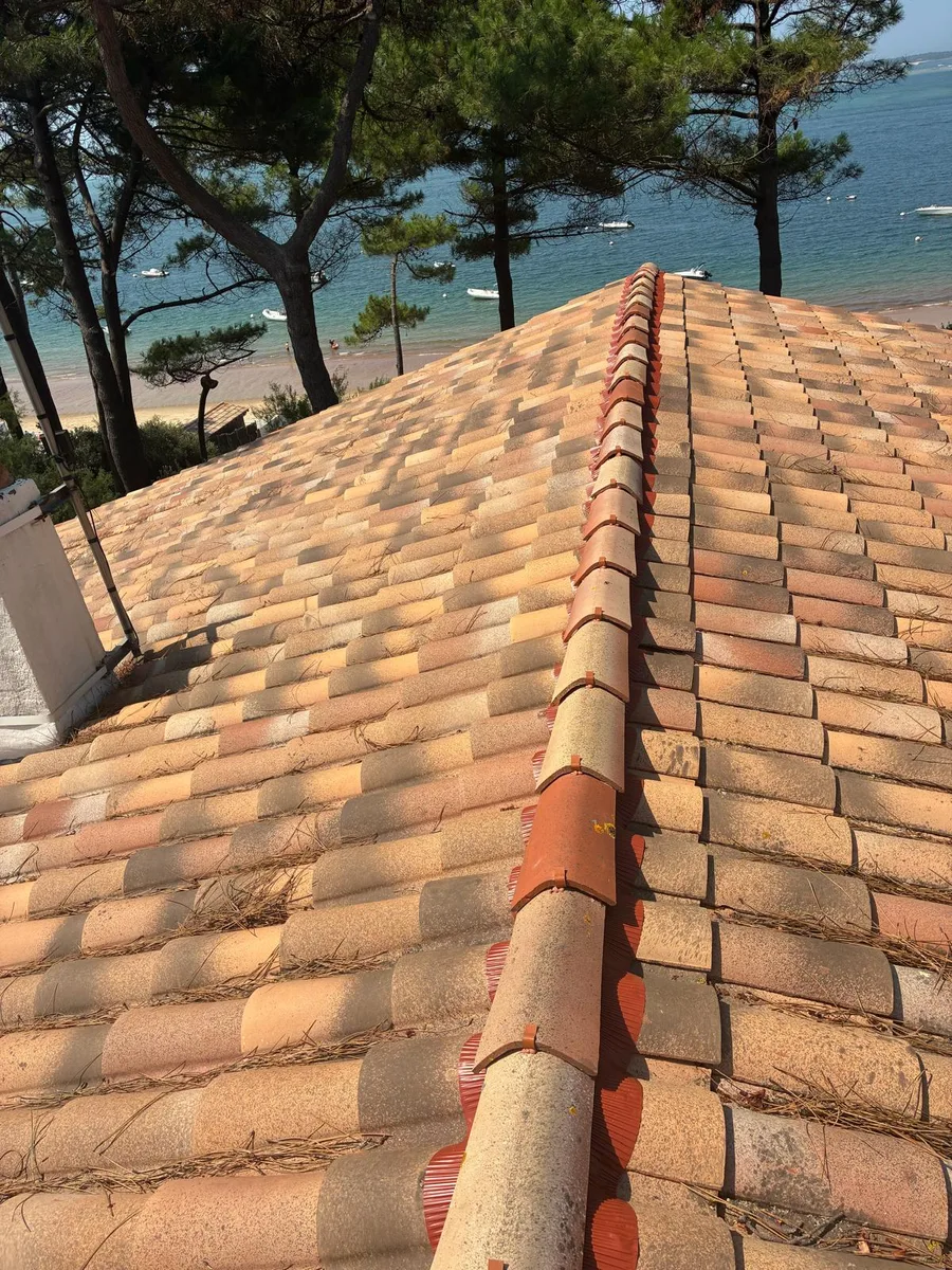 Faîtage terminé avec tuiles faîtières sur les deux versants de la toiture